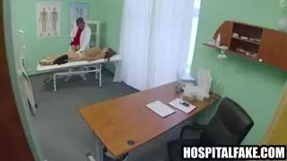 نجمة إباحية سمراء تنزل وتأخذ زباً صلباً