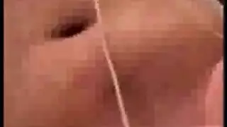 كشف الوشم العاري يتحول إلى فيلم إباحي مثير مع الزوج في غرفة المعيشة