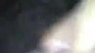 هوس فموي علني: تمص شابًا بينما الأصدقاء يهتفون