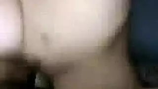 عاهرة عامة تأخذ كل بوصة من قضيب حصان