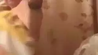 قذف داخل المهبل على الأريكة للعاهرة السمراء كبيرة الصدر