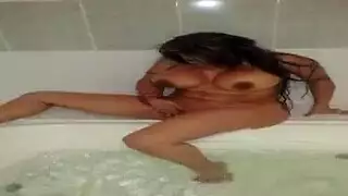 رحلة سامانثا الإباحية على الشاطئ: استمناء في العراء