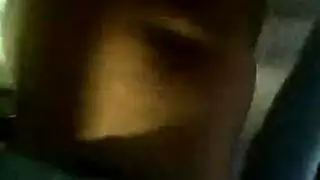 فتاة ساخنة نحيفة تخلع ملابسها ثم تأخذ لحمًا ضخمًا في فمها