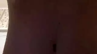  جينا المراهقة تأكل فرجها المشعر حتى تبلغ النشوة بشدة