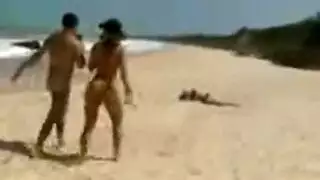 جماعي على الشاطئ العاري العلني: لا تحقق، دخول مجاني