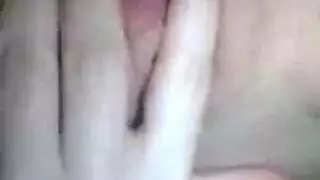 مثير في سن المراهقة يظن على السرير مقعد جانبي