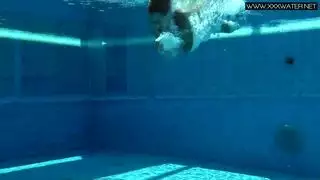 تحسس متكرر لجمال عاري واقف