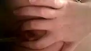 أمي تحمل الديك الأسود بالسلاسل