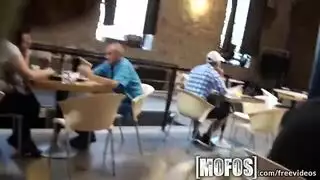 لقاء حار في المقهى: قضيبان وفرج مبلل واحد