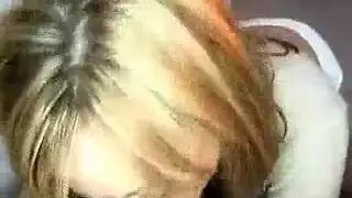 الشقراء المشاغبة تكبح أنينها بينما تأخذ لعبة في عمق فرجها المبلل