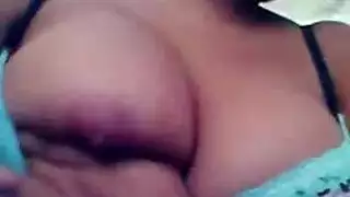 فتاة مراهقة تُمارس الجنس بقوة على السرير