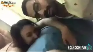 مصرية تنتاك من صاحب جوزها بحضور زوجها