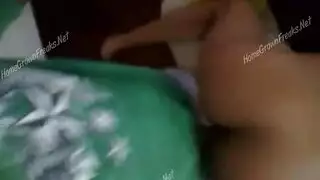 ربة منزل مثيرة تأخذ قضيبًا صارخًا في مشهد إباحي