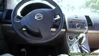 فتاة مراهقة تلتهم قضيبًا صلبًا