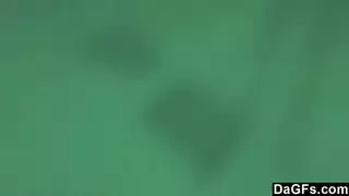 أختي الساخنة تستخدم لسانها لتجعلني أنفجر في فمها
