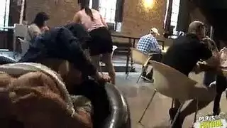 سكس لمسات جامده في المطعم وتسخين عالي