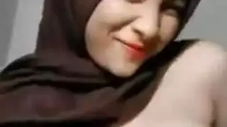 تظهر الفتاة العربية مفلسًا على الكاميرا