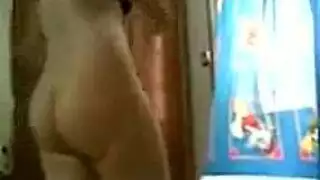 بيكيني الفتاة العربية الصغير ينقع بعد جلسة جماع شديدة