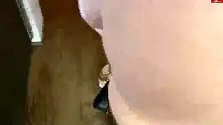 مص قاسٍ: مراهقة تأخذ كل قضيبه السمين