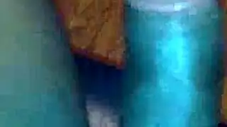 فتاة سمراء مليئة الجسم تأخذ قذفًا إباحيًا ساخنًا على وجهها