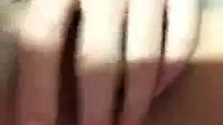 فتاة آسيوية صغيرة الحجم تصرخ بينما تمتلئ بالسائل المنوي