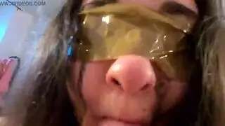 مسيطر عليها بقضيب عربي صلب في فمها
