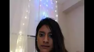 مراهقة صغيرة تكشف كسيها الضيق المبلل للكاميرا