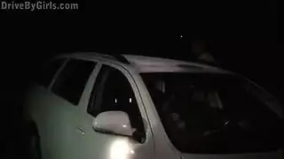 فتاة شقراء صغيرة الحجم يتعرض مهبلها لعقاب قاسٍ