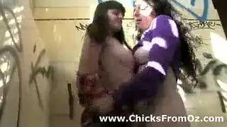 علاقة ثلاثية أسترالية مثلية مع قضيب اصطناعي مزدوج وقذف