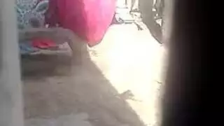 السيدات الاستحمام الحلو في الحالة المزاجية لجعل الحب في سيارة ضخمة