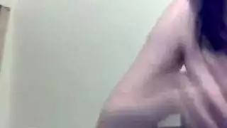 جميلة سمراء ممتلئة تلعب بثدييها الكبيرين أثناء أكس ساخن