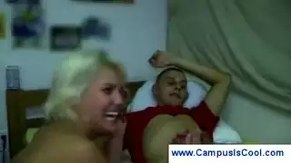 تدريب عاهرة الشركة: الموظفون الجدد يتعلمون مص القضيب
