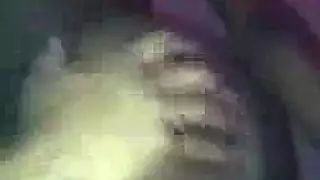 الجميلة السوداء تأخذ وضعية الكلب القاسية والقذف الداخلي