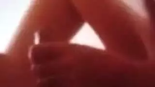 زوجة شقراء مفلس في سراويل صغيرة دسمة لها كس الرطب
