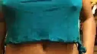 فتاة الشاطئ تداعب مؤخرتها ثم تُنكح فرجها بعنف