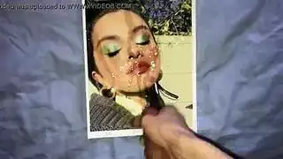 الشقراء الشبقية تمص بعمق وتستنزف قضيبه حتى النهاية