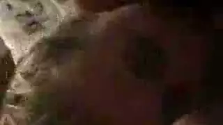 امرأة بريطانية كبيرة تكشف فرجها المشعر على الأريكة