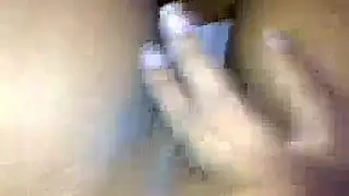 جلسة إليزا الميلف الشبقية الغريبة: لعبة المشابك والجماع في الحلق