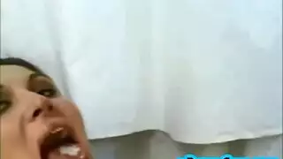 أقطر بللاً ومستعدة للضربات الجنسية القوية