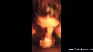 شقراء مثيرة تصرخ في نشوة خلال ضربات جنسية قاسية