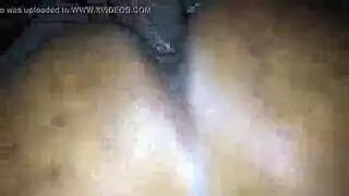 أرجل مرفوعة في أحذية سوداء لجنس مبعثري عميق