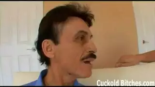 فتاة مثيرة في ملابس داخلية تحصل على قذف داخلي ثم تبتلع السائل بعد جنس صعب