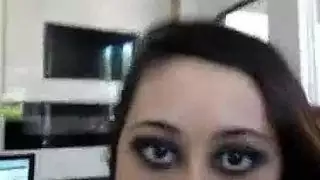 فحل عربي يستعرض قضيبه الصلب ومهاراته