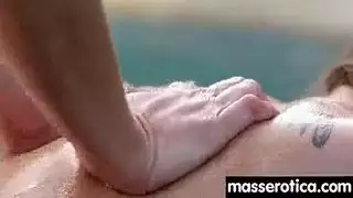 جنس جماعي على شاطئ البحيرة تحت الشمس