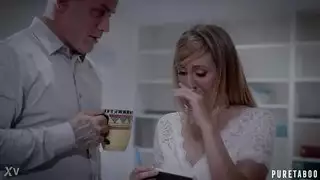 استمناء مع مسك الصدور: مهبلها ينزلق على قضيب سميك