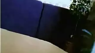 ممثل إباحي سوداني يدخن بين مشاهد الجنس المباشر