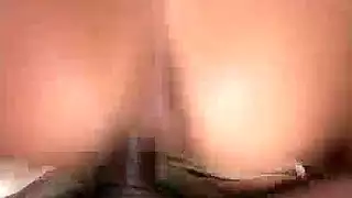 عضو العامل يملأ الزوجة الوحيدة في جنس إباحي قوي