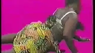 أدخل بقوة في كس نوال الضيق