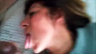هذا القضيب المتحرج بشكل لا يصدق يقطر شوقاً للجنس