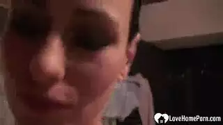 كلبة سمراء ساخنة تأخذ قذفًا في الحلق وداخلها
